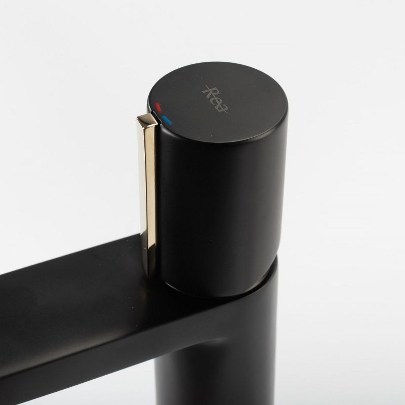 Baterie lavoar REA-Icon Low, montaj pe lavoar, finisaj negru mat-gold, perlator aer, design deosebit