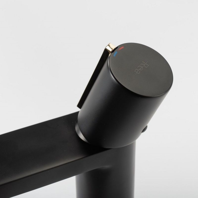 Baterie lavoar REA-Icon Low, montaj pe lavoar, finisaj negru mat-gold, perlator aer, design deosebit