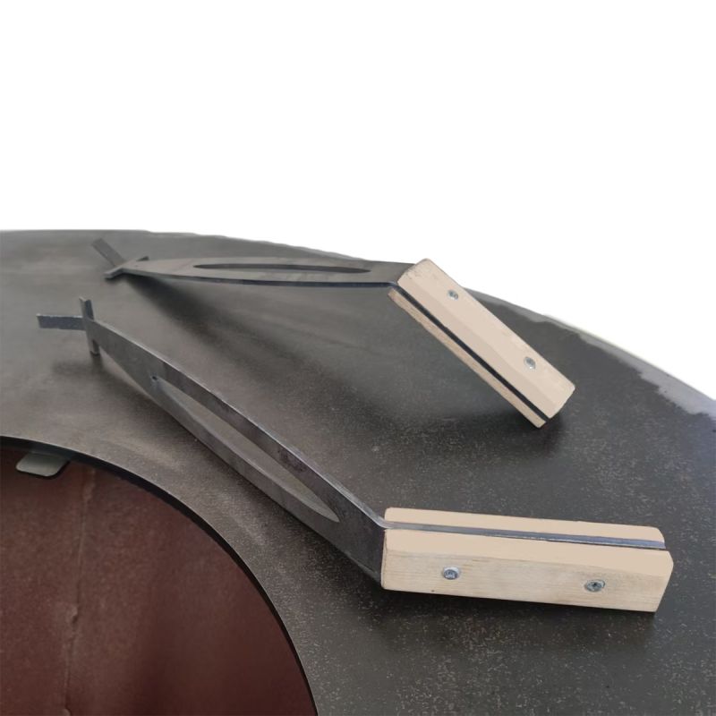 Set de spatule pentru gratar, realizate din otel corten cu grosimea de 4 mm, prevazute cu maner din lemn, Dimensiuni: 38 x 40 cm