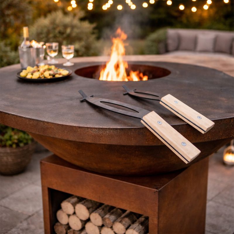 Set de spatule pentru gratar, realizate din otel corten cu grosimea de 4 mm, prevazute cu maner din lemn, Dimensiuni: 38 x 40 cm